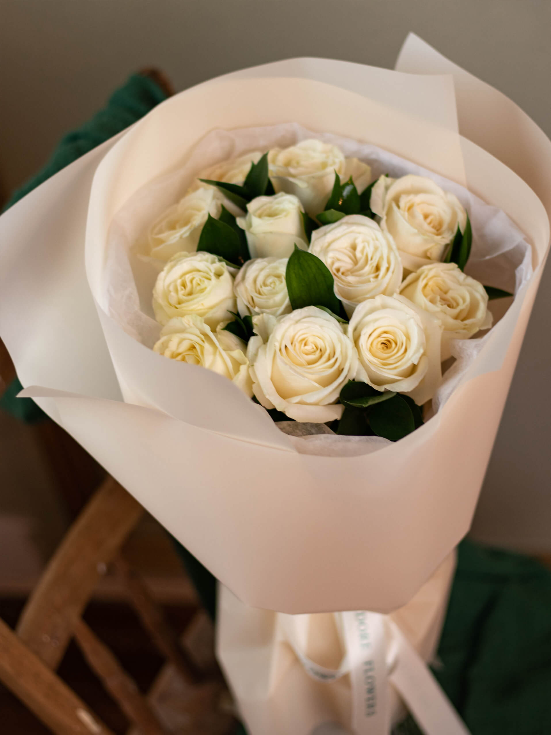 Classic Roses Bouquet - 12 Elegant White Roses for a Pure and Timeless Look