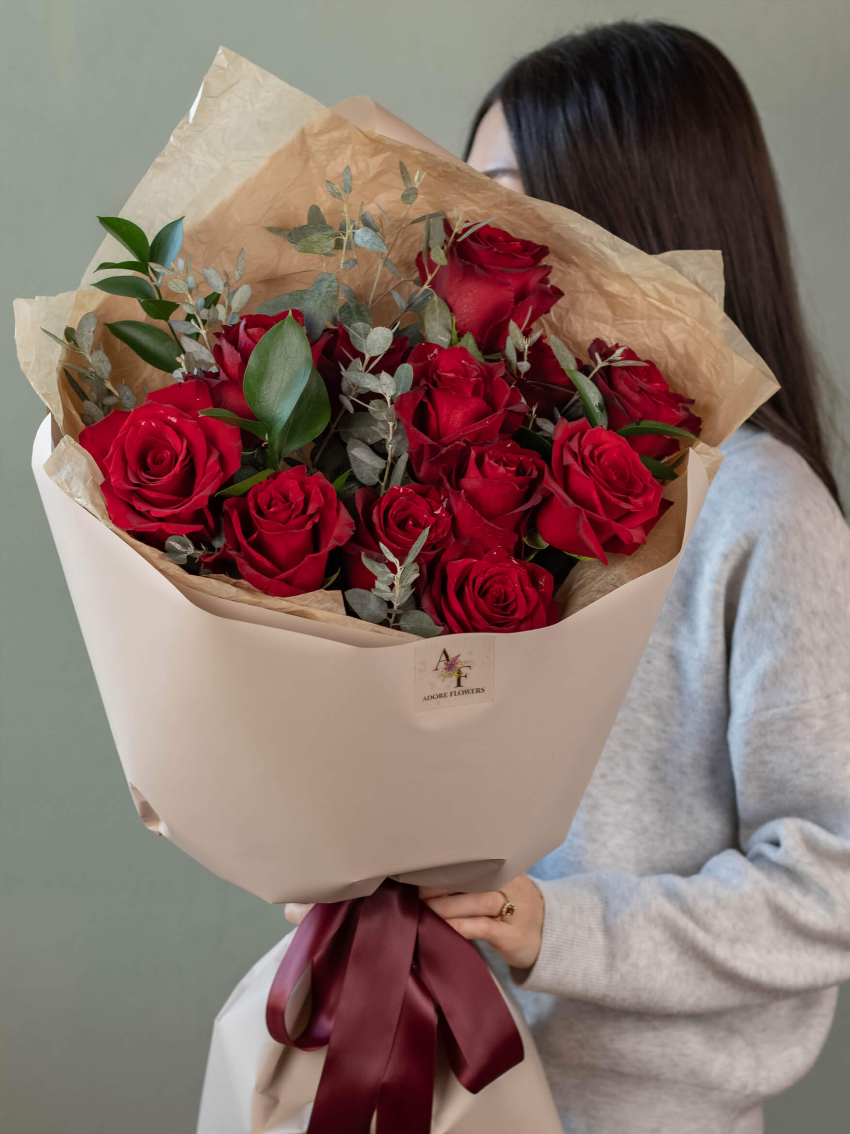 Classic Roses Bouquet - Dozen Stunning Red Roses for a Romantic Gesture