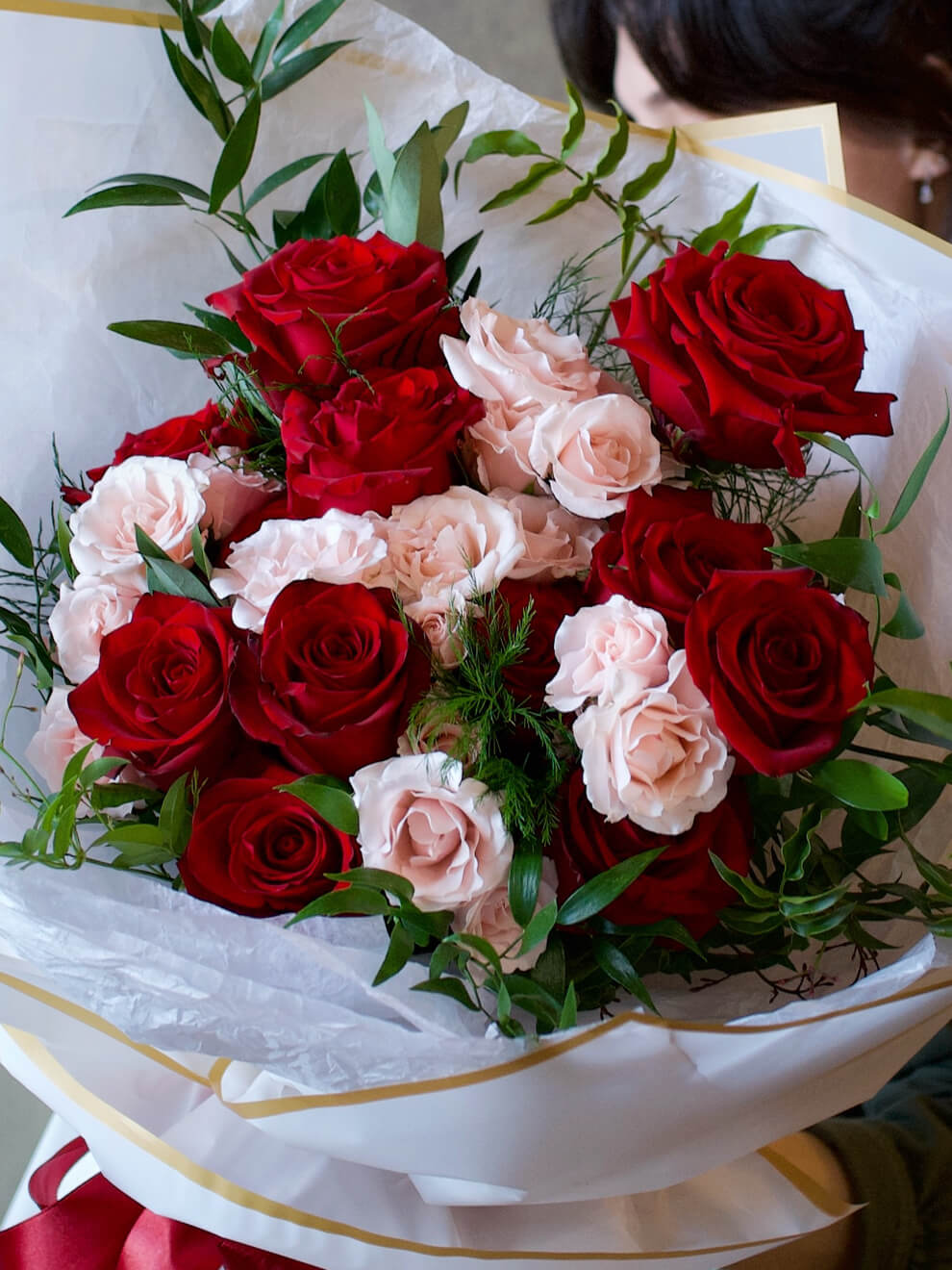red roses and blush spray roses flower bouquet  closeup
